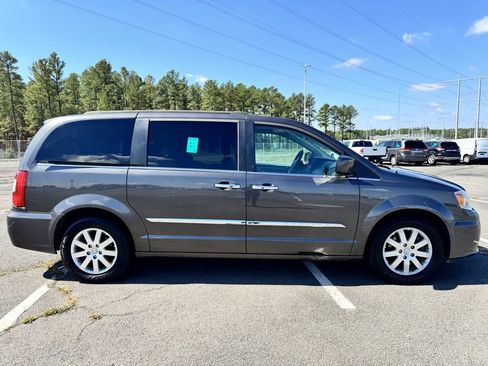Used 2015 Chrysler Town & Country Touring w/ Driver Convenience Group image 5