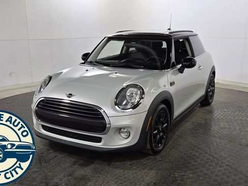 Used 2019 MINI Cooper 2-Door Hardtop image 3