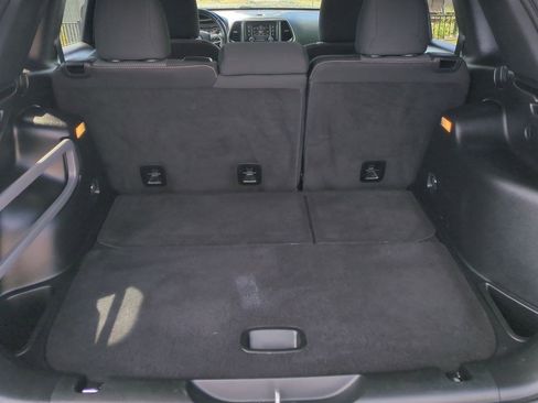 Used 2018 Jeep Cherokee Latitude w/ Altitude Package image 22