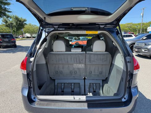 Used 2014 Toyota Sienna Limited w/ Limited Convenience Package FWD image 11