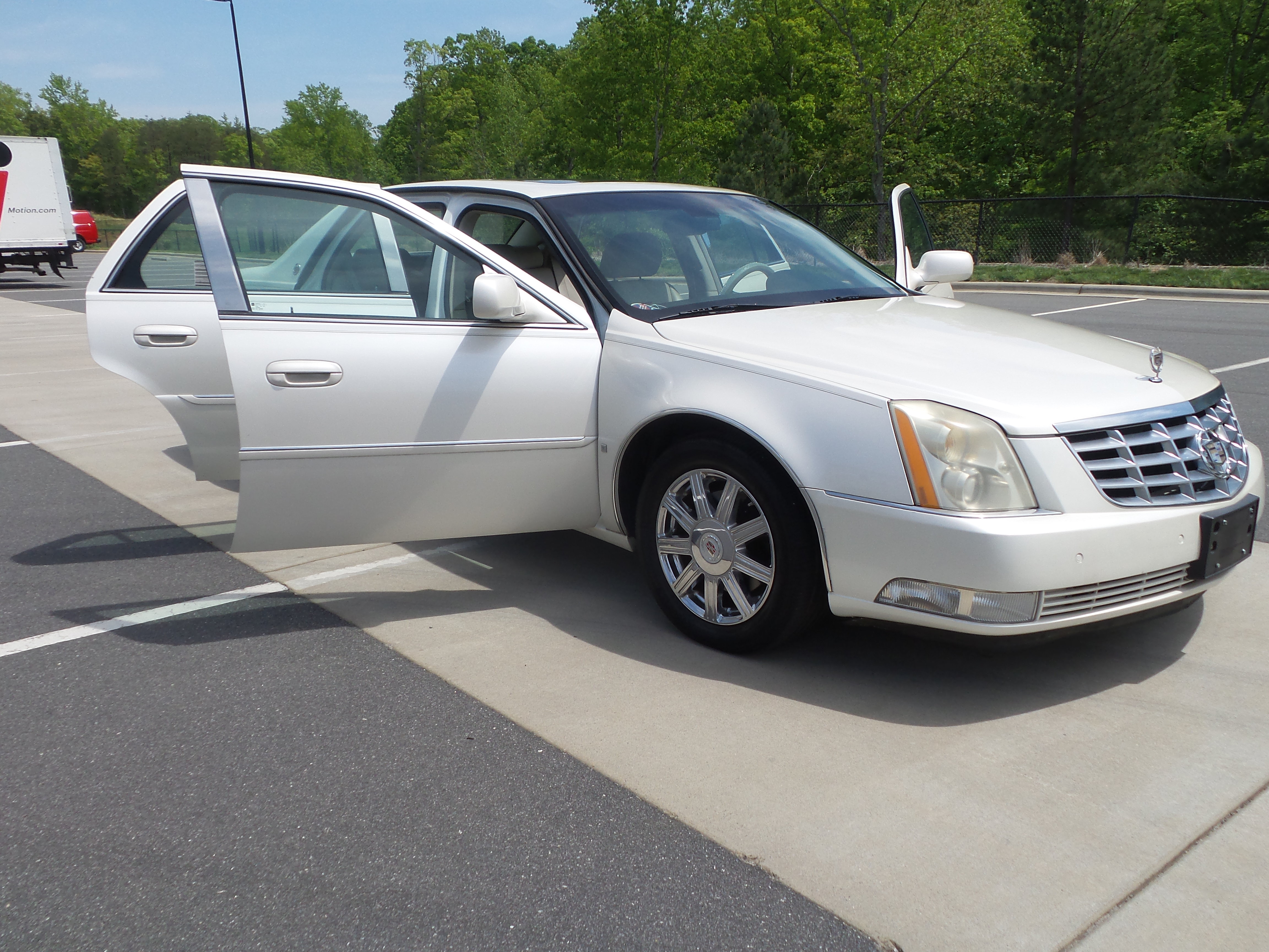 Used 2008 Cadillac DTS FWD image 70