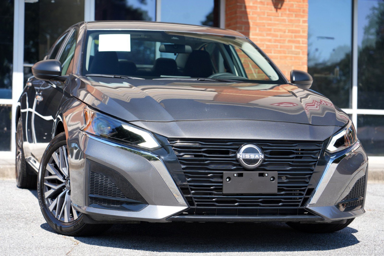 Used 2025 Nissan Altima 2.5 SV FWD image 2