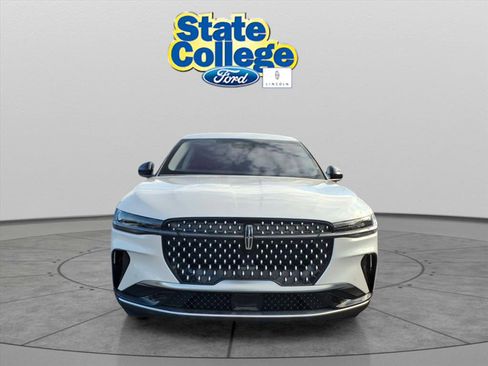 Used 2025 Lincoln Nautilus Premier image 2