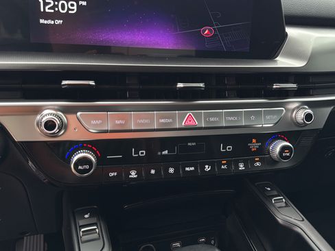 Used 2025 Kia Telluride S FWD image 28