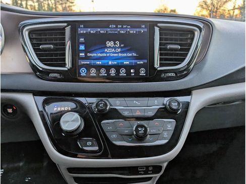 Used 2017 Chrysler Pacifica Touring-L image 22