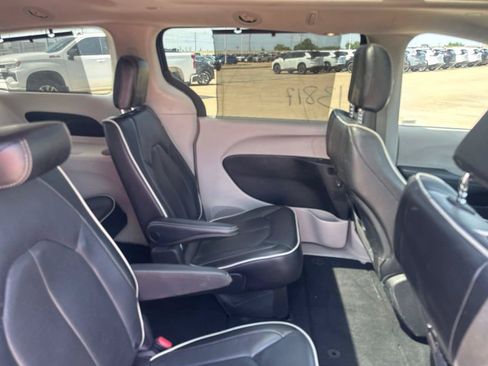 Used 2023 Chrysler Pacifica Limited FWD image 34