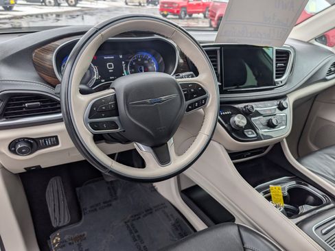 Used 2021 Chrysler Pacifica Limited w/ Uconnect Theater Family Group image 13