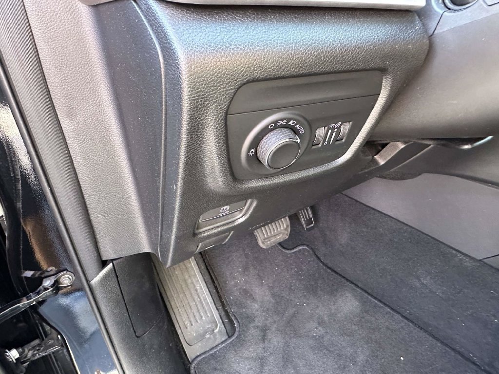 Used 2025 Jeep Grand Cherokee Laredo w/ Luxury Tech Group I AWD/4WD image 18