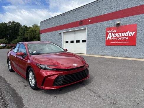 Used 2025 Toyota Camry LE w/ Convenience Package FWD image 1