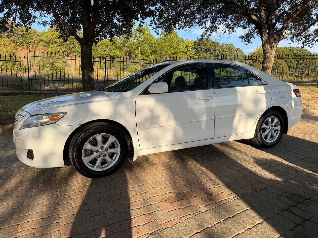 Used 2010 Toyota Camry LE FWD image 8