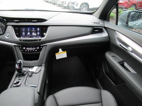 New 2025 Cadillac XT5 Luxury image 13