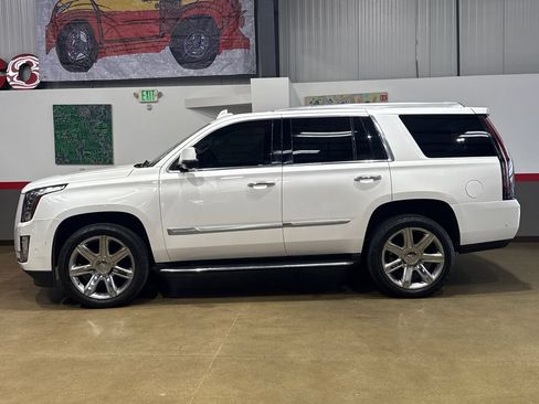 Used 2020 Cadillac Escalade Premium Luxury AWD/4WD image 4