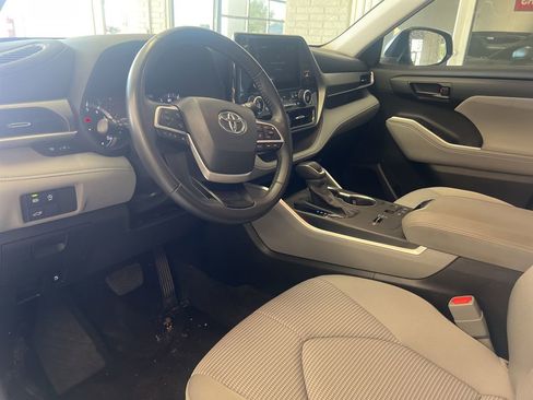 Used 2024 Toyota Highlander LE FWD image 9