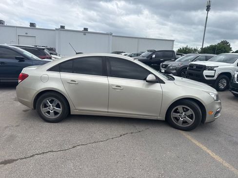 Used 2016 Chevrolet Cruze LT w/ Technology Package FWD image 4