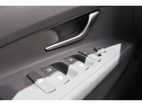 Certified 2025 Hyundai Elantra SE FWD image 23