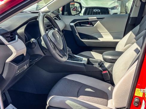 Used 2020 Toyota RAV4 XLE w/ Convenience Package image 18