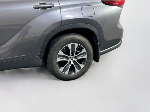 Used 2023 Toyota Highlander XLE AWD/4WD image 32