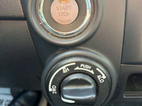 Used 2022 Nissan Titan SV image 19