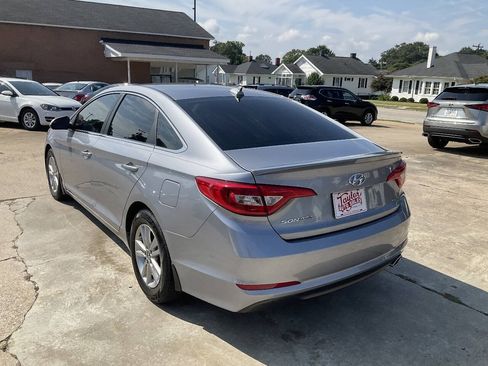 Used 2015 Hyundai Sonata SE w/ Option Group 09 FWD image 5