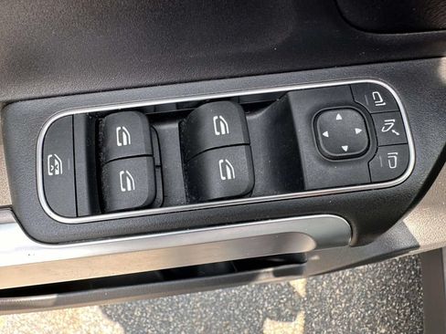 Used 2023 Mercedes-Benz GLB 250 4MATIC image 9