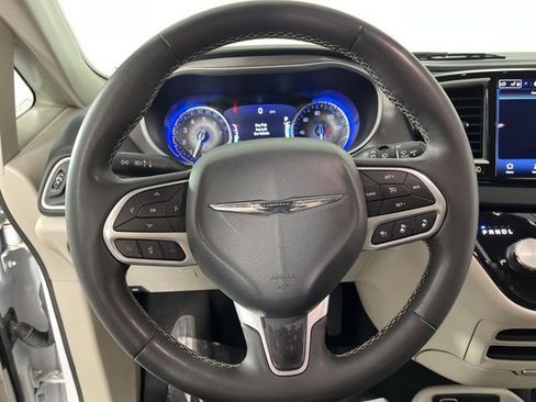 Used 2024 Chrysler Pacifica Touring-L FWD image 21