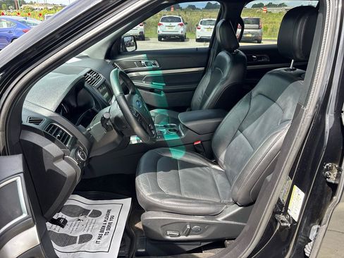 Used 2018 Ford Explorer XLT w/ Equipment Group 202A FWD image 17