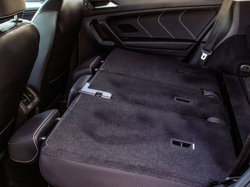 Used 2022 Volkswagen Tiguan SE w/ Panoramic Sunroof Package image 35