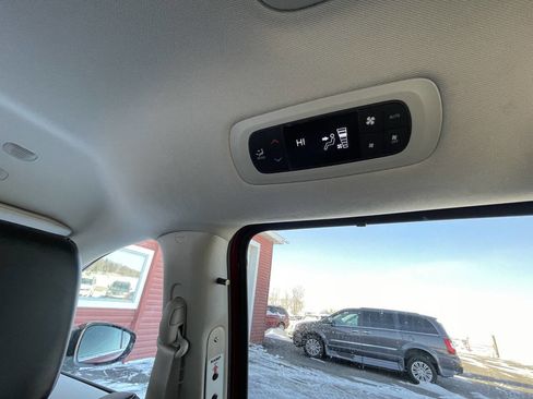 Used 2024 Chrysler Pacifica Touring-L image 29