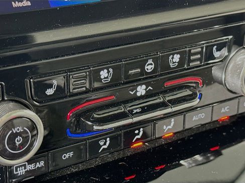 Used 2023 Jeep Grand Cherokee Overland w/ Adv Protech Group III image 21