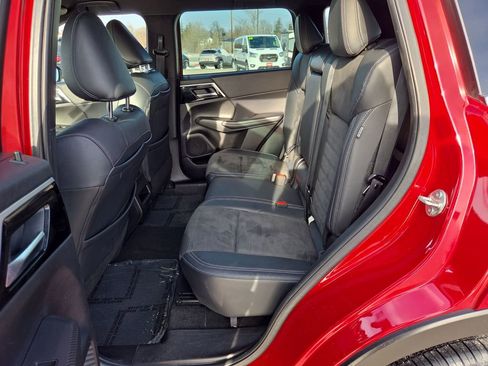 Used 2023 Mitsubishi Outlander SE image 26