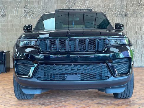 Used 2023 Jeep Grand Cherokee Altitude AWD/4WD image 3