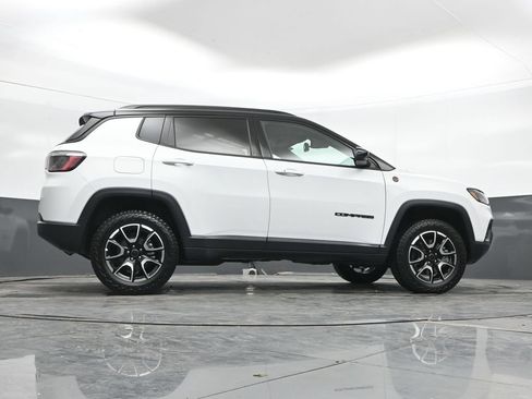 Used 2025 Jeep Compass Trailhawk AWD/4WD image 40