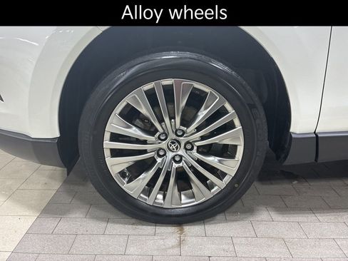 Used 2022 Toyota Venza XLE image 15