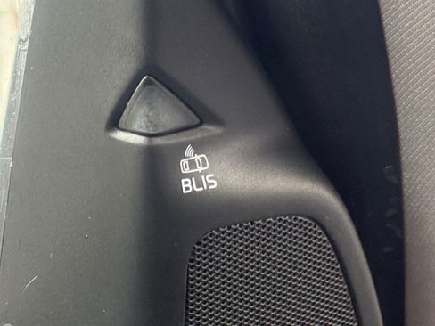 Used 2018 Volvo V60 T5 Dynamic w/ Vision Package image 9