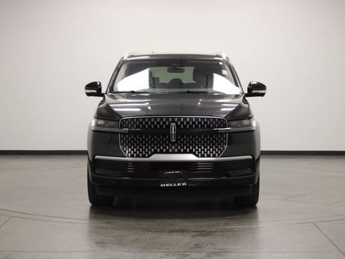 Used 2025 Lincoln Navigator Reserve AWD/4WD image 3