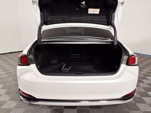 Used 2025 Lexus ES 300h w/ Luxury Package image 8