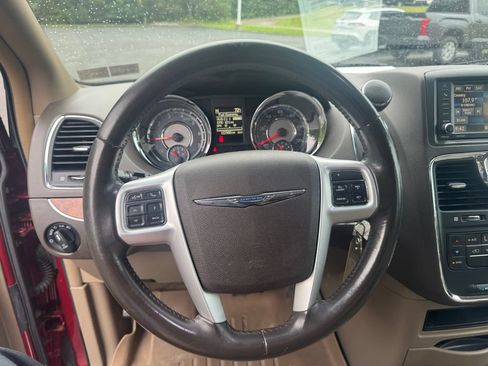 Used 2016 Chrysler Town & Country Touring FWD image 15