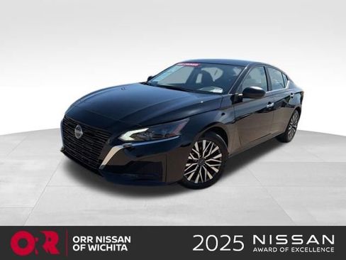 Used 2025 Nissan Altima 2.5 SV FWD image 1