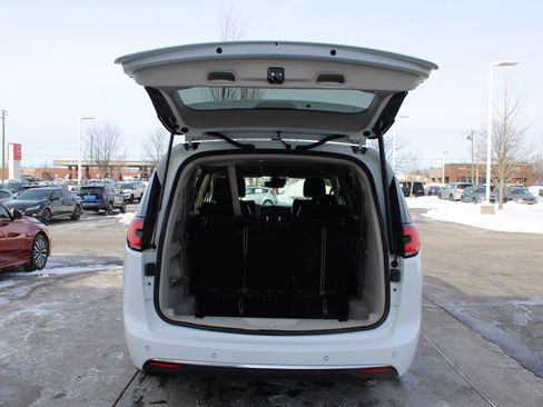 Used 2023 Chrysler Pacifica Touring-L image 9