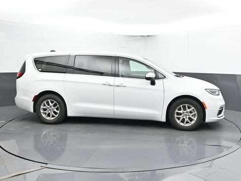 Used 2023 Chrysler Pacifica Touring-L FWD image 4