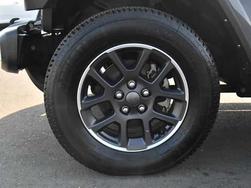 Used 2023 Jeep Gladiator Overland image 12