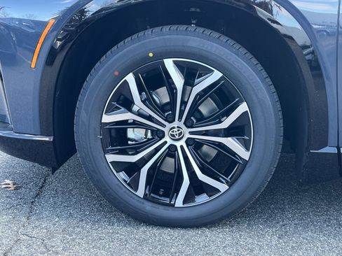 New 2025 Toyota Crown Signia image 5