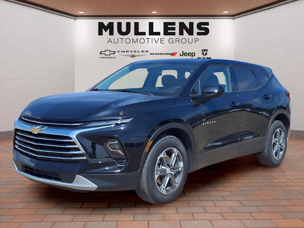 Used 2025 Chevrolet Blazer LT FWD image 1