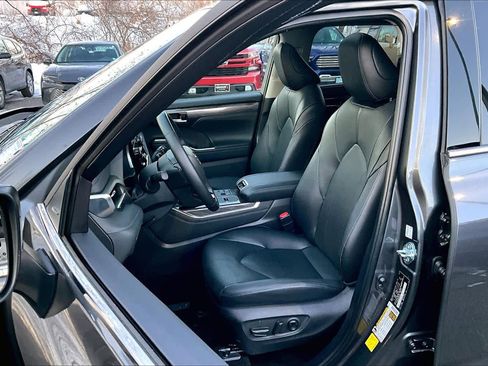 Certified 2025 Toyota Highlander Limited image 8