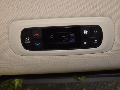 Used 2024 Chrysler Pacifica Touring-L FWD image 20