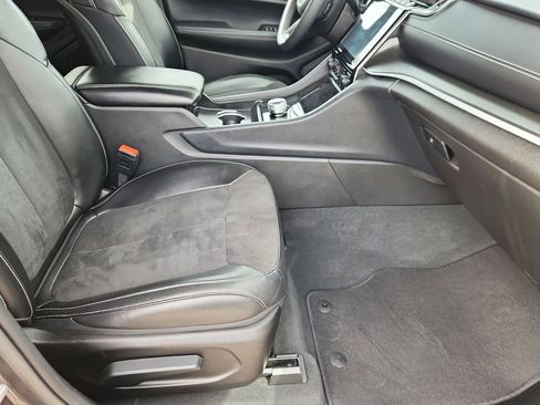 Certified 2024 Jeep Grand Cherokee Altitude image 12