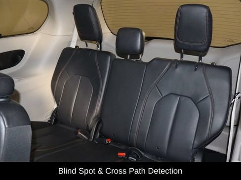 Used 2019 Chrysler Pacifica Touring-L Plus w/ Advanced Safetytec Group FWD image 17