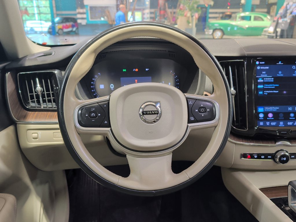 Used 2022 Volvo XC60 B5 Momentum w/ Climate Package FWD image 3