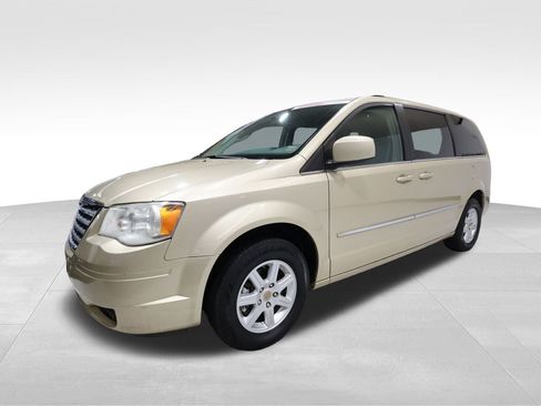 Used 2010 Chrysler Town & Country Touring image 6
