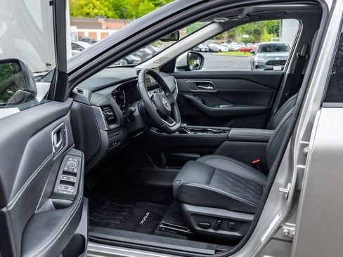 Used 2024 Nissan Rogue Platinum w/ Platinum Premium Package AWD/4WD image 28